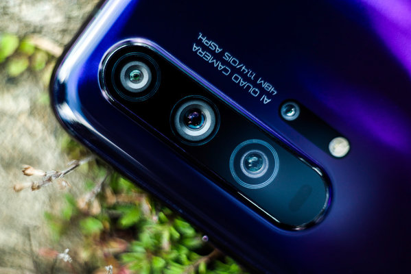 Обзор HONOR 20 Pro: 5 камер и завораживающий блеск