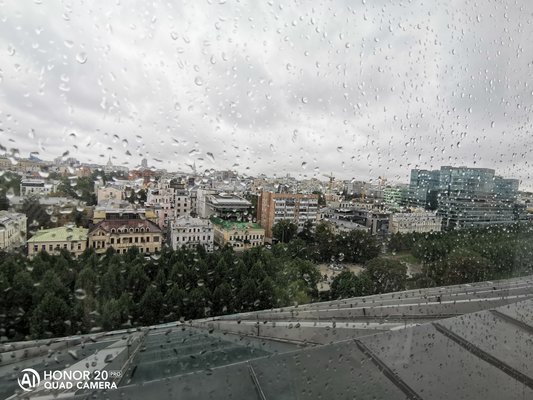 Обзор HONOR 20 Pro: 5 камер и завораживающий блеск