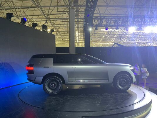 Chery представила прототип футуристического кроссовера: в багажнике два дрона и электроскейтборд