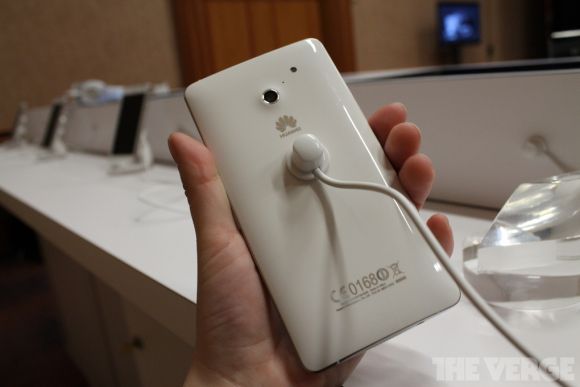 CES 2013: Huawei представила новый "планшетофон" и самый быстрый смартфон