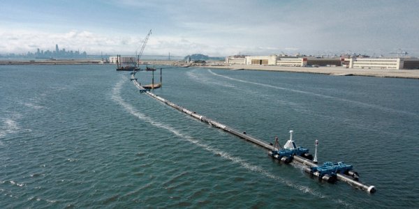 В США запустили гигантскую ловушку для пластикового мусора в океане