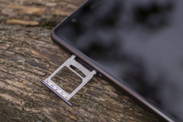 Philips Xenium X818 — мощный аккумулятор в стильном корпусе