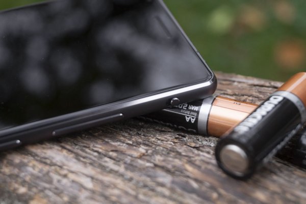 Philips Xenium X818 — мощный аккумулятор в стильном корпусе