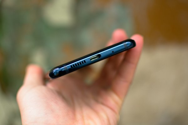 Обзор ZTE Axon 9 Pro – шикарный экран в элегантном стекле