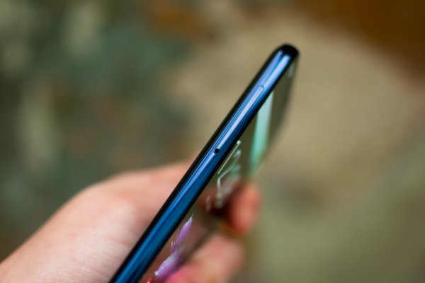 Обзор ZTE Axon 9 Pro – шикарный экран в элегантном стекле