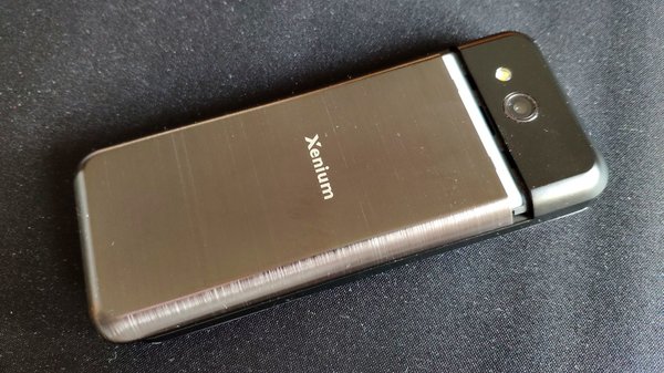 Philips Xenium E580: удобный кнопочник с большим энергоресурсом
