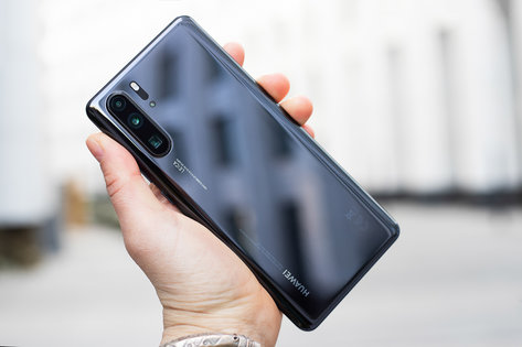 Черная кошка в черной комнате. Обзор Huawei P30 Pro — Цепляющий дизайн. 1