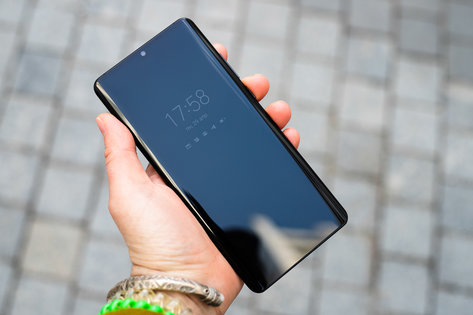 Черная кошка в черной комнате. Обзор Huawei P30 Pro — Цепляющий дизайн. 2