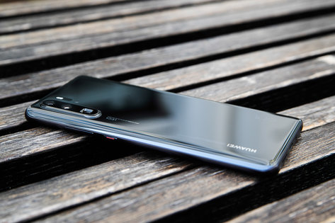 Черная кошка в черной комнате. Обзор Huawei P30 Pro — Цепляющий дизайн. 4