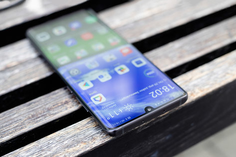 Черная кошка в черной комнате. Обзор Huawei P30 Pro — Цепляющий дизайн. 5