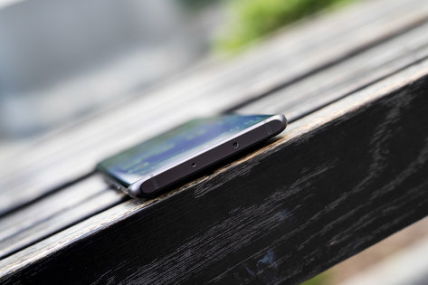 Черная кошка в черной комнате. Обзор Huawei P30 Pro — Цепляющий дизайн. 6