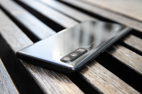 Черная кошка в черной комнате. Обзор Huawei P30 Pro — Цепляющий дизайн. 7