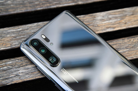 Черная кошка в черной комнате. Обзор Huawei P30 Pro — Цепляющий дизайн. 8