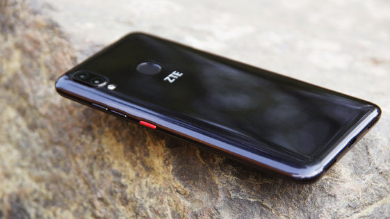 Обзор смартфона ZTE Blade V10 Vita: привлекательность в мелочах — Большой дисплей “с изюминкой”. 1