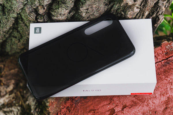 Обзор Xiaomi Mi 9 SE. Флагманы — переплата