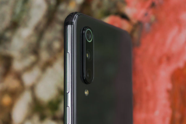 Обзор Xiaomi Mi 9 SE. Флагманы — переплата