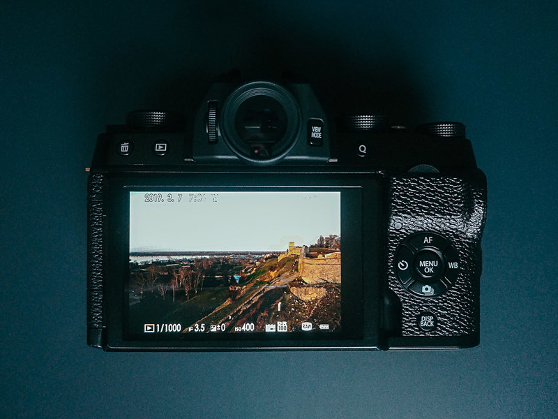 Лёгкий и фотографии отличные. Тест Fujifilm X-T100