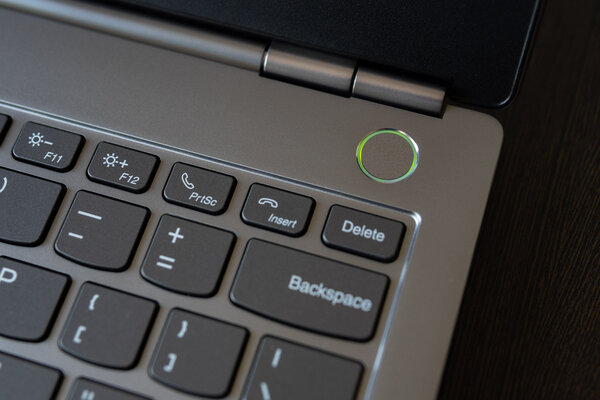 Обзор Lenovo ThinkBook 13s: меж двух огней