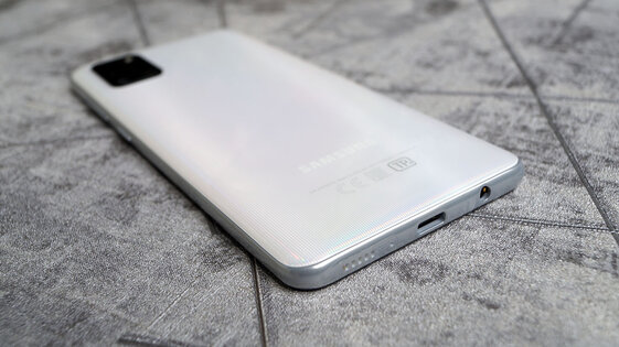 Обзор смартфона Samsung Galaxy A31: отличник в среднебюджетном классе — Впечатления от дизайна и материалов. 4