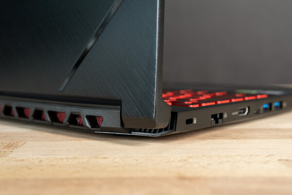 Обзор Acer Nitro 7: серьезный гейминг может быть мобильным