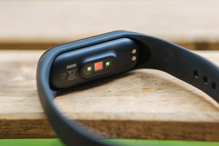 Уверены, что с NFC лучше? Обзор официального Xiaomi Mi Band 4 NFC для России