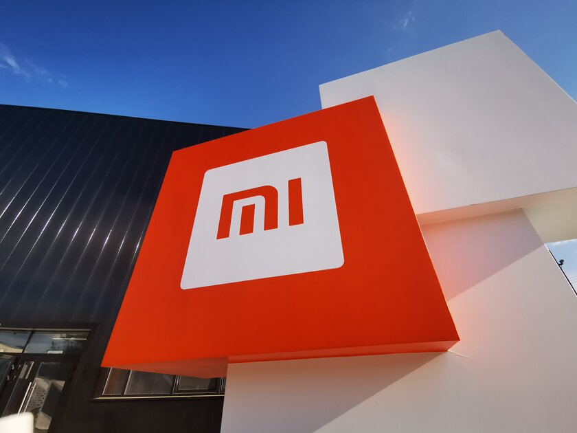 Xiaomi назвала стоимость ТВ-брелка Mi TV Stick и Mi Smart Band 5 в России
