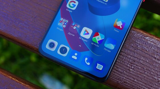 Обзор Xiaomi POCO F2 Pro: смартфон с мощнейшим железом и необычным экраном