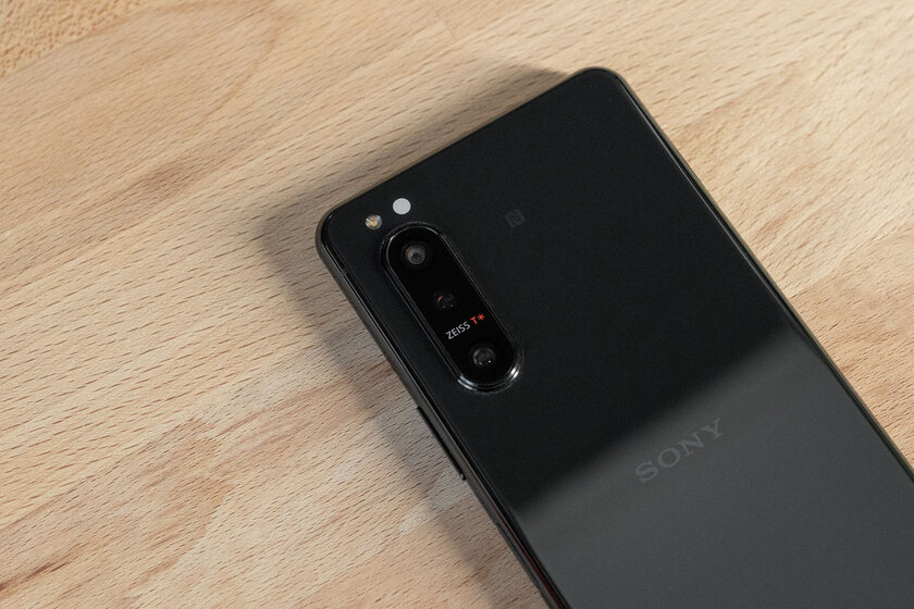 Sony Xperia 5 II — необычный смартфон, очень длинный и со странными камерами. Тестируем новинку