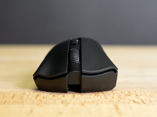 Обзор Razer DeathAdder V2 Pro: беспроводное подключение и знакомая асимметричная форма — Внешний вид и эргономика. 1