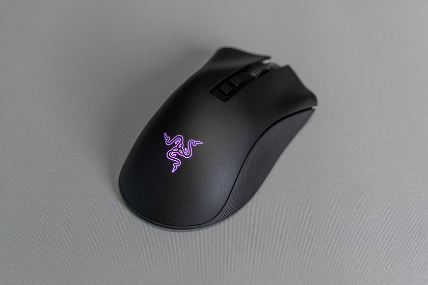 Обзор Razer DeathAdder V2 Pro: беспроводное подключение и знакомая асимметричная форма — Внешний вид и эргономика. 5