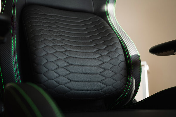 Сидел весь день, а спина не затекла. Обзор кресла Razer Iskur