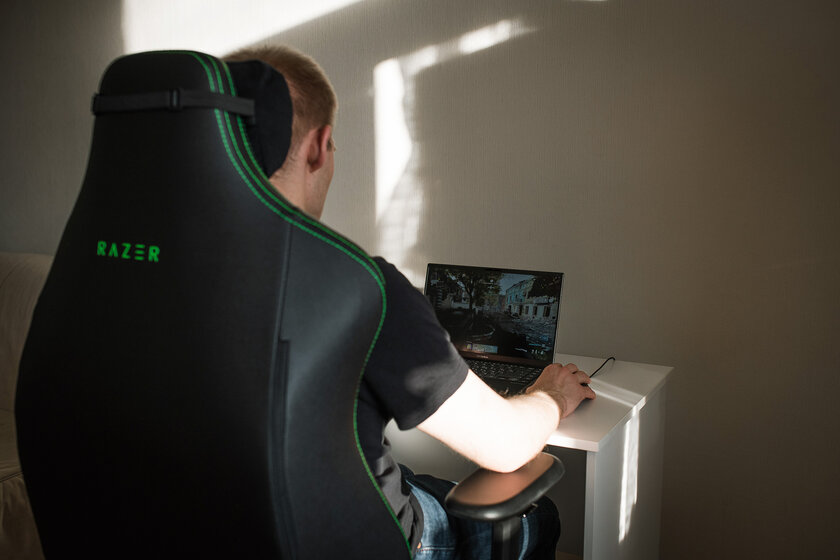 Сидел весь день, а спина не затекла. Обзор кресла Razer Iskur
