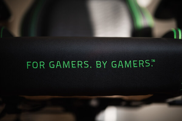 Сидел весь день, а спина не затекла. Обзор кресла Razer Iskur