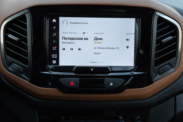 Х-дизайн и спорные решения. Тестируем Lada XRAY Cross '20, прикидывающуюся кроссовером