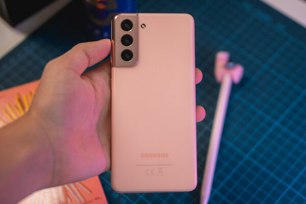 Обзор Samsung Galaxy S21: компактный, пластиковый и обновлённый