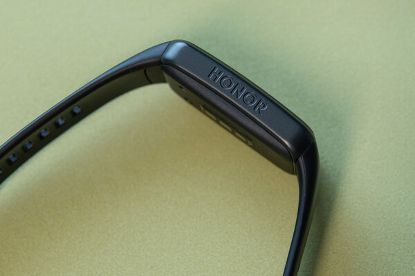 Меньше умных часов, крупнее фитнес-браслета. Обзор HONOR Band 6