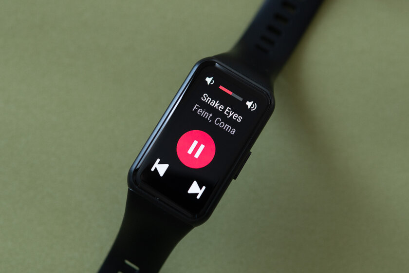 Меньше умных часов, крупнее фитнес-браслета. Обзор HONOR Band 6