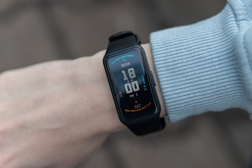 Меньше умных часов, крупнее фитнес-браслета. Обзор HONOR Band 6