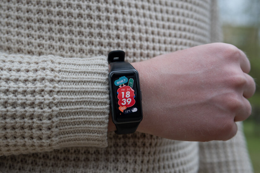 Удобнее браслета, компактнее часов: обзор Huawei Band 6