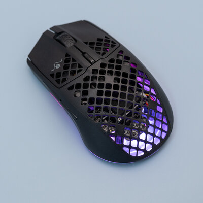 Дырчатый корпус — не элемент дизайна, а гениальное решение. Обзор SteelSeries Aerox 3 Wireless