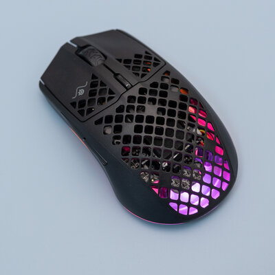 Дырчатый корпус — не элемент дизайна, а гениальное решение. Обзор SteelSeries Aerox 3 Wireless
