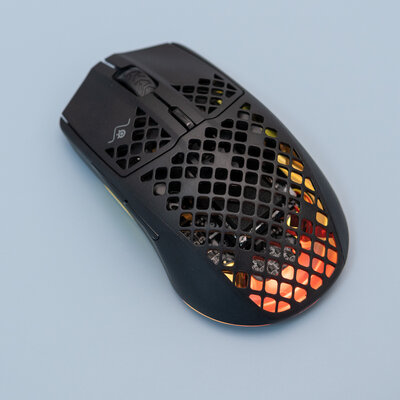 Дырчатый корпус — не элемент дизайна, а гениальное решение. Обзор SteelSeries Aerox 3 Wireless
