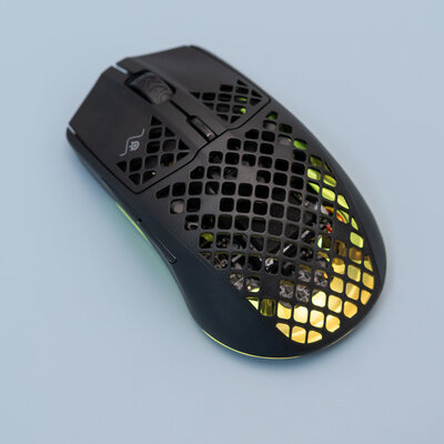 Дырчатый корпус — не элемент дизайна, а гениальное решение. Обзор SteelSeries Aerox 3 Wireless