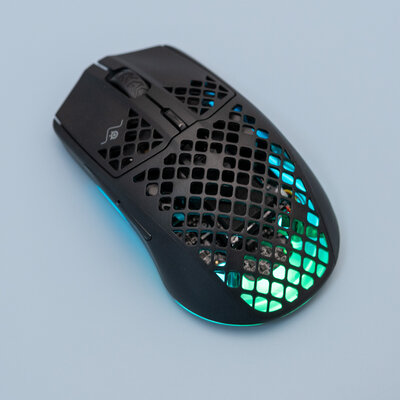 Дырчатый корпус — не элемент дизайна, а гениальное решение. Обзор SteelSeries Aerox 3 Wireless