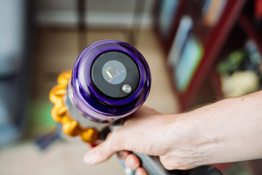 Подсвечивает пыль лазером. Обзор Dyson V15 Detect Absolute