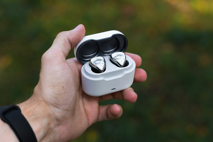 Эксклюзивный обзор наушников MSI CH40 Wireless Earbuds: кричащая внешность и хорошее звучание — Первое подключение. 1