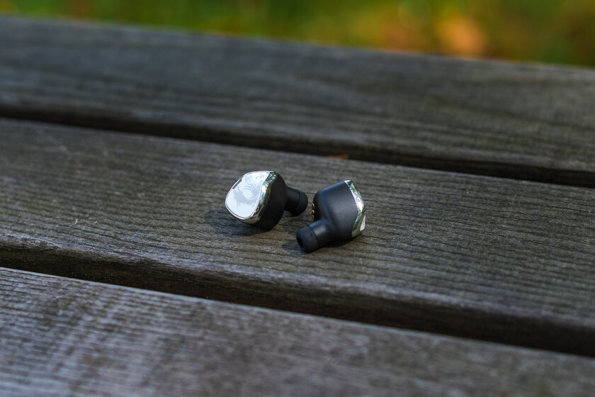 Эксклюзивный обзор наушников MSI CH40 Wireless Earbuds: кричащая внешность и хорошее звучание — Автономность. 1