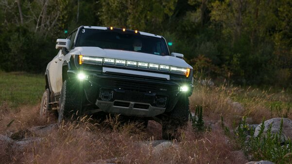 GM начнёт поставлять электропикап Hummer в декабре. Дальность хода — меньше ожидаемого