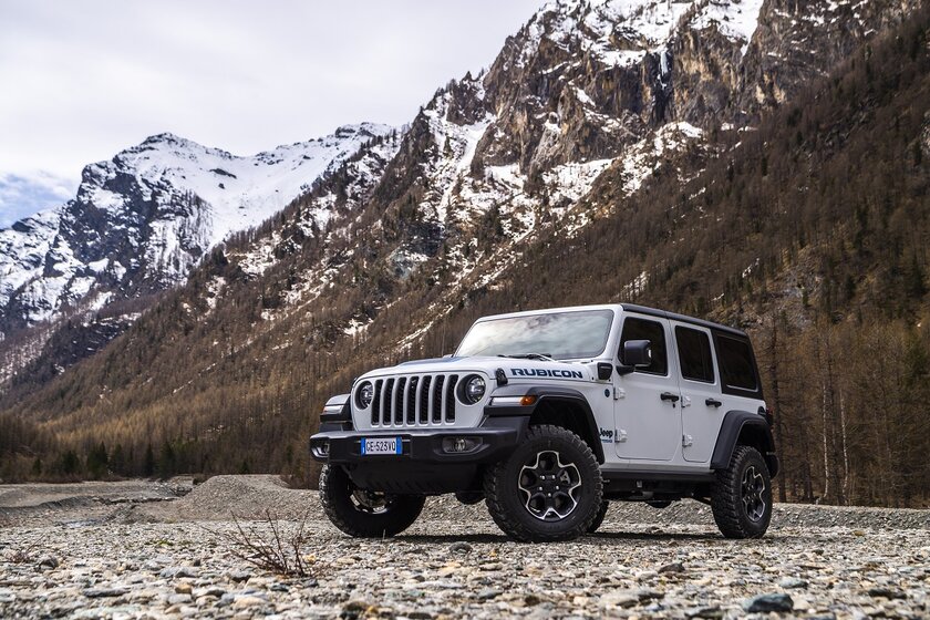 Мощный внедорожный гибрид и современные технологии: Jeep представила Wrangler 4xe 2022