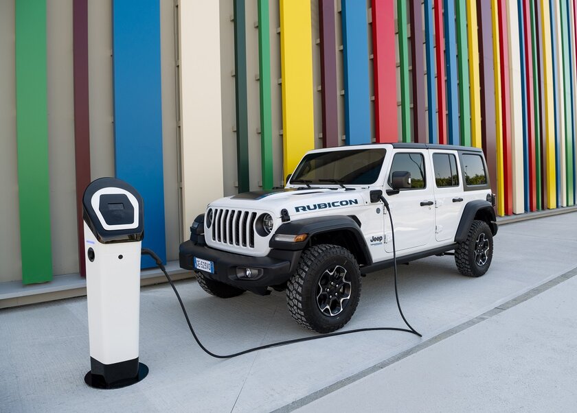 Мощный внедорожный гибрид и современные технологии: Jeep представила Wrangler 4xe 2022